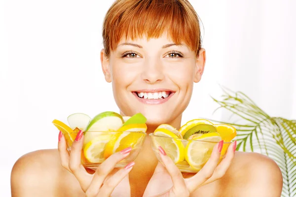 Счастливая женщина с двумя фруктовыми мисками — стоковое фото