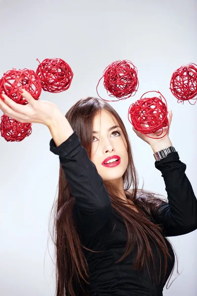 Mulher segurando bolas vermelhas — Fotografia de Stock