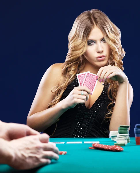 Woman doubt in a card gambling match — Stock Photo, Image