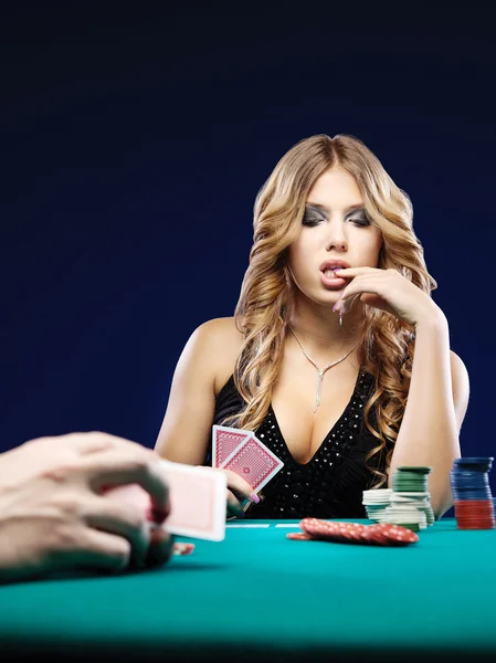 Femme doute dans un match de jeu de cartes — Photo