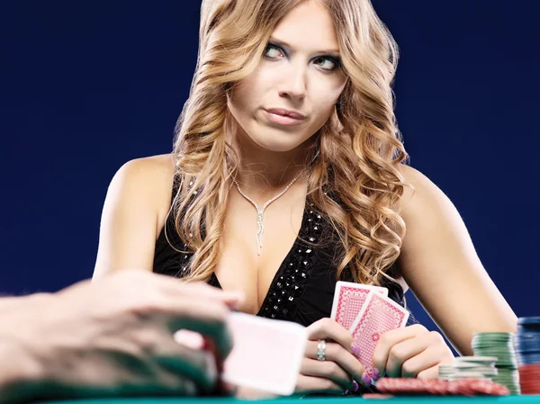 Femme doute dans un match de jeu de cartes — Photo