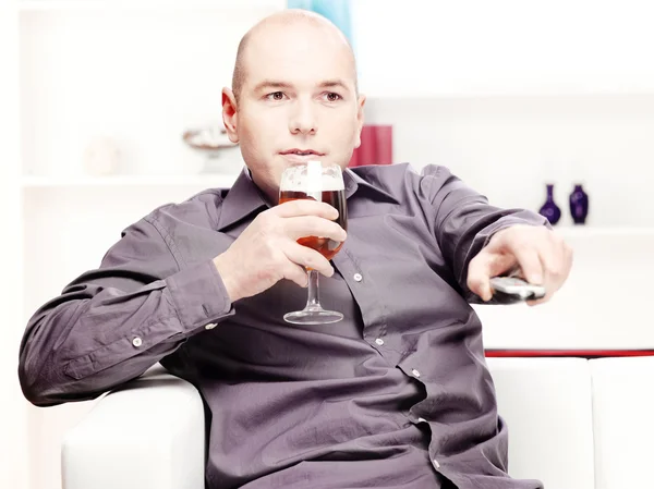 Stock image Man relaxing at home with beer