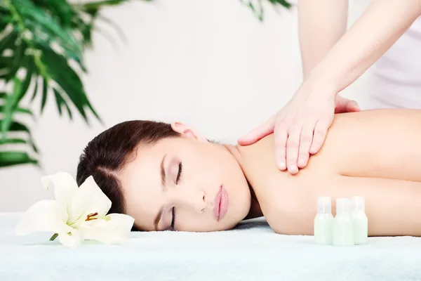 Vrouw op schouder massage Stockafbeelding