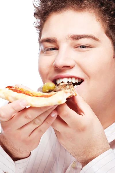 Пухкий хлопчик їсть шматочок піци — стокове фото