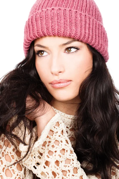 Joven chica de pelo negro en suéter de lana y gorra — Foto de Stock