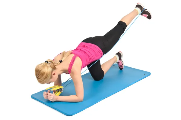 Mujer acostada abdominales crujiente ejercicio con pelota de fitness —  Fotos de Stock
