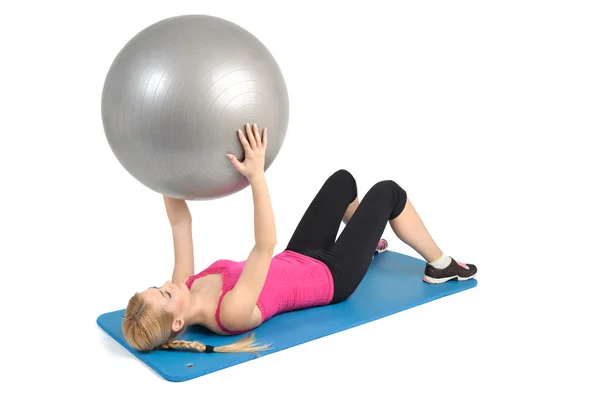 Feminino deitado abdominais crunching exercício com bola de fitness — Fotografia de Stock
