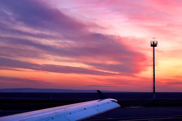 Zonsondergang op het vliegveld — Stockfoto