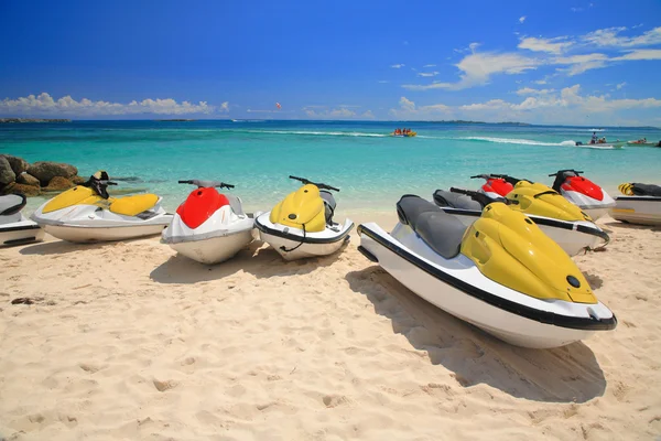 Jetski op paradijs eiland strand — Stockfoto