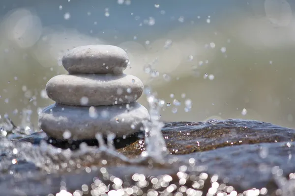 Weiße Steine im Wasser — Stockfoto