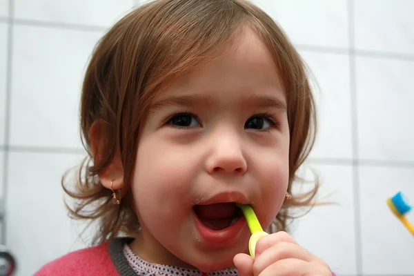 Brushing teeth — Stock Photo, Image