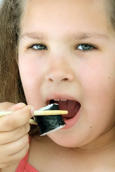 女孩吃寿司 — 图库照片