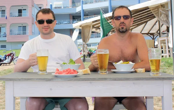 Deux hommes boivent de la bière — Photo