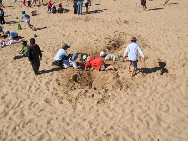 Niños en la arena — Foto de Stock