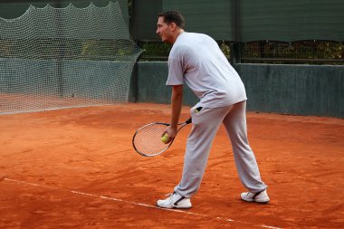 Tenis oynayan adam