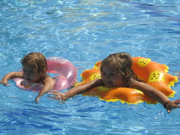 Meninas nadando — Fotografia de Stock