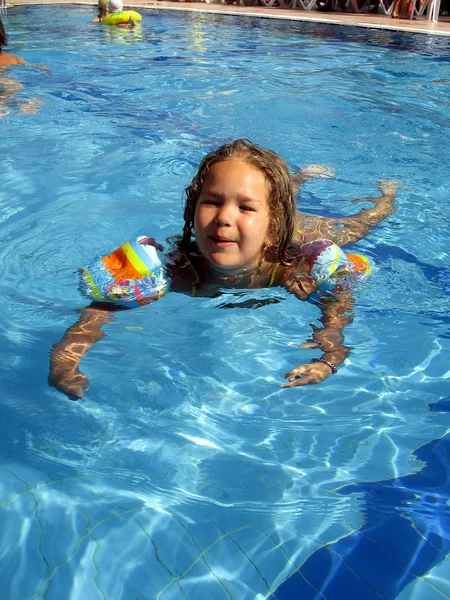 Κοπέλα κολυμπά — Φωτογραφία Αρχείου