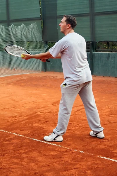 Homme jouant au tennis — Photo