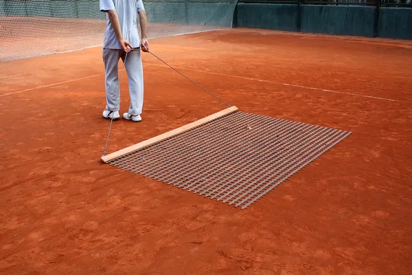 Уборка теннисного корта — стоковое фото