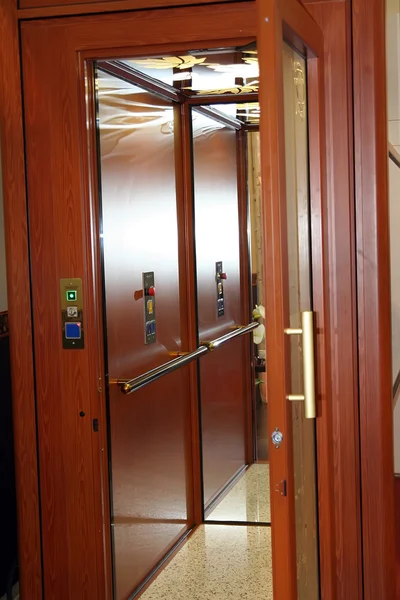 Wooden elevator — Stock Photo, Image