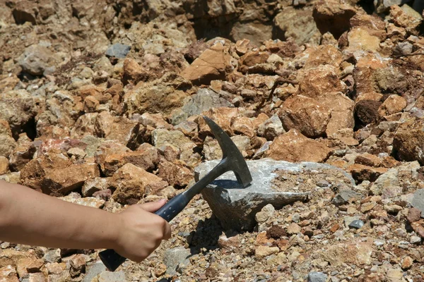 Hand, hammer and stone — Stock Photo, Image