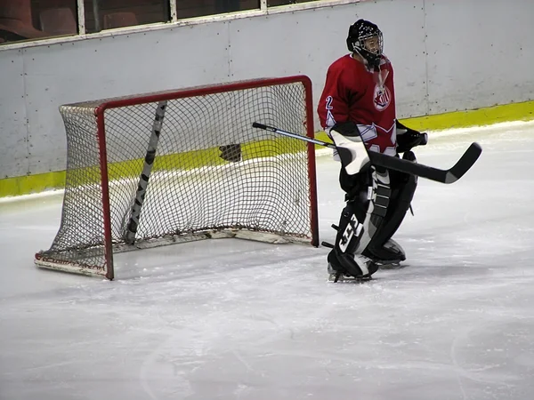 Na lodzie, grający na pozycji bramkarza — Zdjęcie stockowe