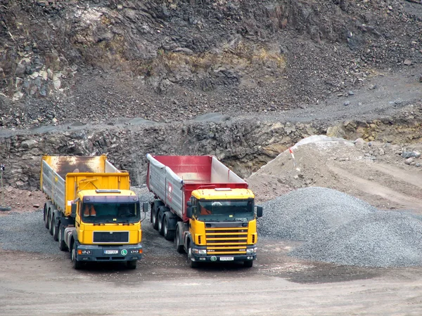 Trucks in the open pit — Stock Photo, Image