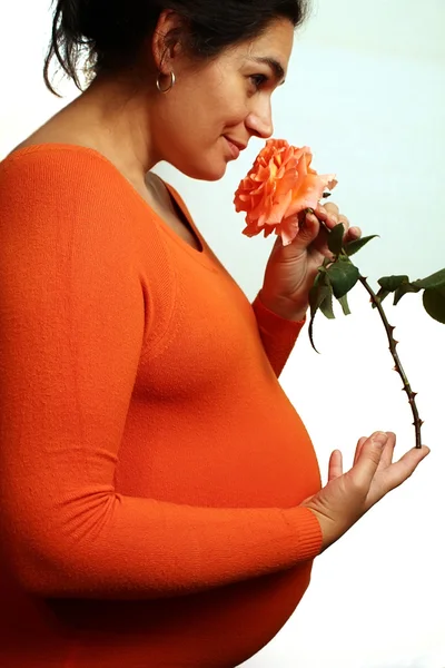 Těhotná žena s růží — Stock fotografie