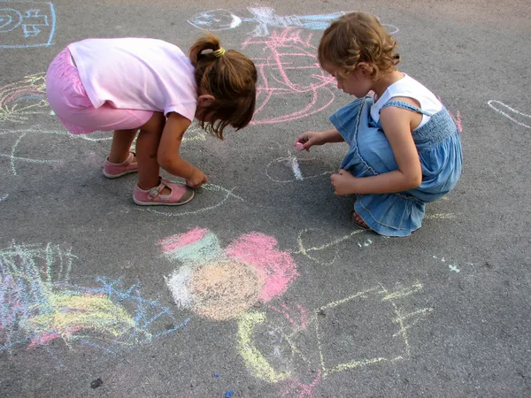 Crianças desenhando na rua — Fotografia de Stock