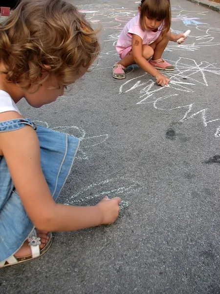 Çocuklar sokakta çizim — Stok fotoğraf