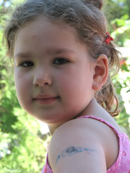 Menina com tatoo — Fotografia de Stock