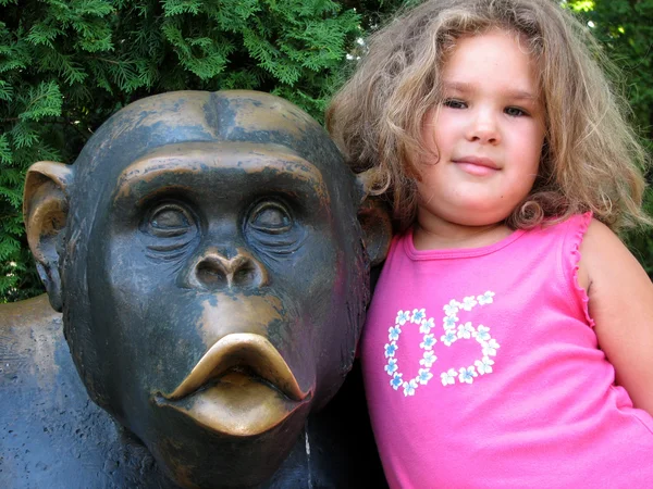 Flicka och monkey staty — Stockfoto