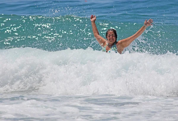 Femme dans les vagues — Photo