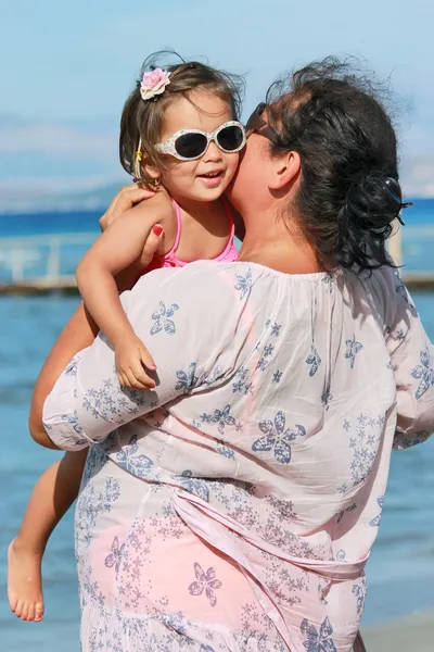 Anya és lánya ölelés a strandon — Stock Fotó