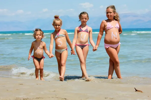 Дети на пляже — стоковое фото