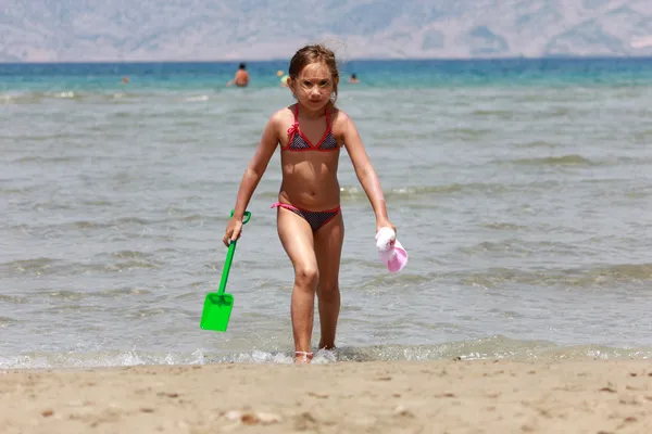 Menina jogando na praia — Fotografia de Stock