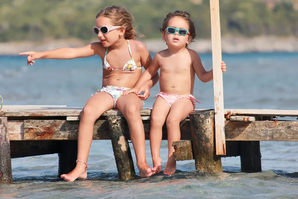 Dvě dívky na moři — Stock fotografie
