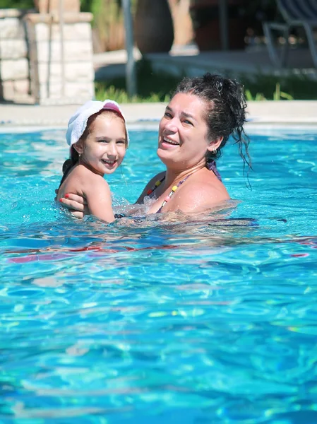 Mãe e filha na piscina — Fotografia de Stock