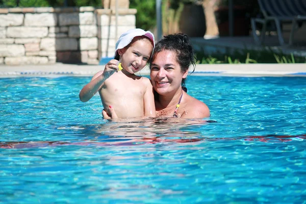 Madre e figlia in piscina — Foto Stock