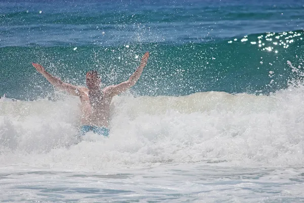 El hombre en las olas — Foto de Stock