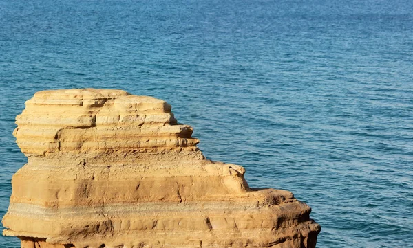 Sandfelsen im blauen Meer — Stockfoto