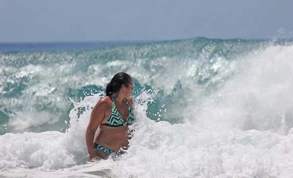 Mulher nas ondas — Fotografia de Stock