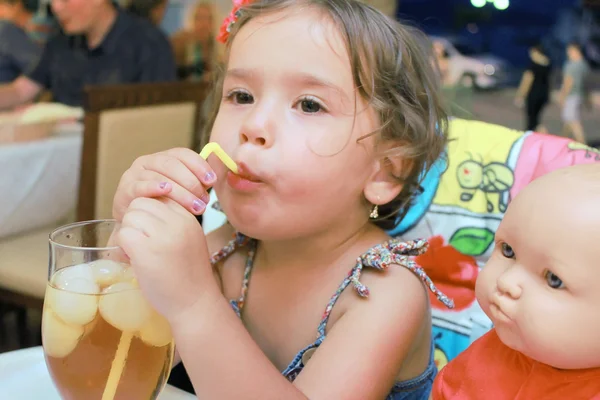 Gadis kecil minum jus dengan es — Stok Foto