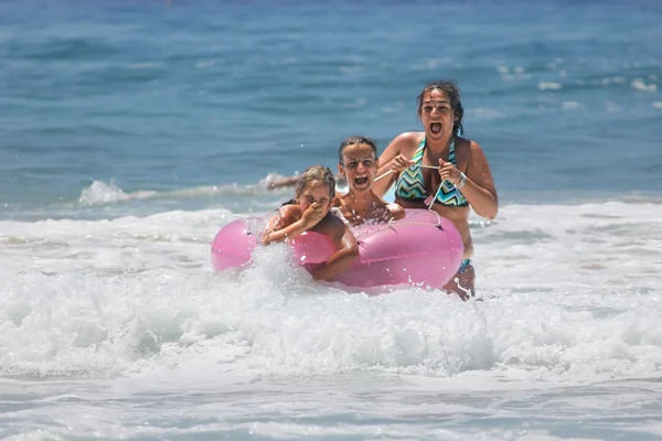 Family in the waves — Stock Photo, Image
