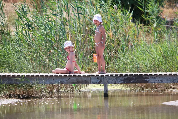 在沼泽中的儿童 — 图库照片