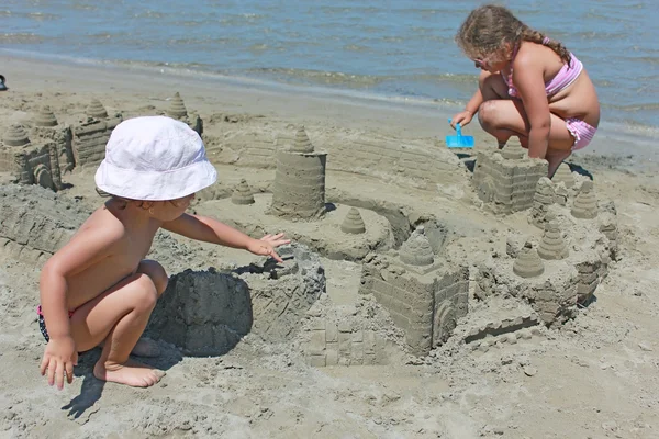 Niños con castillo de arena — Foto de Stock