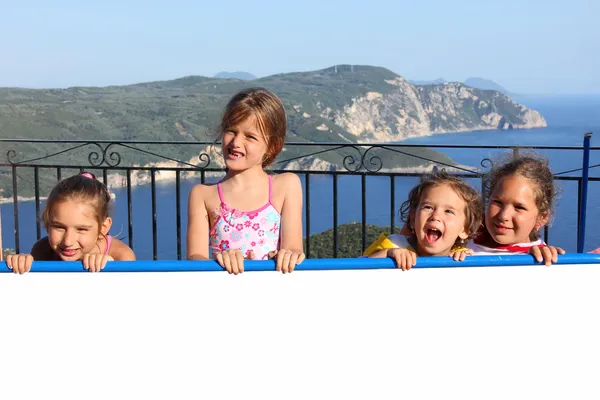 Bambini felici nella giornata di sole — Foto Stock