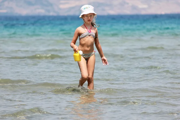Kis lány játszik a tengerparton — Stock Fotó