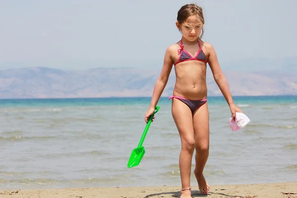 Kis lány játszik a tengerparton — Stock Fotó