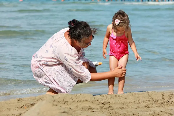 Anya és lánya a strandon — Stock Fotó